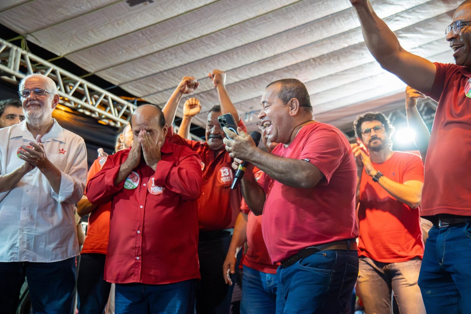 Multidão lota praça de Taboquinhas em apoio ao candidato Nego de Saronga (PT)