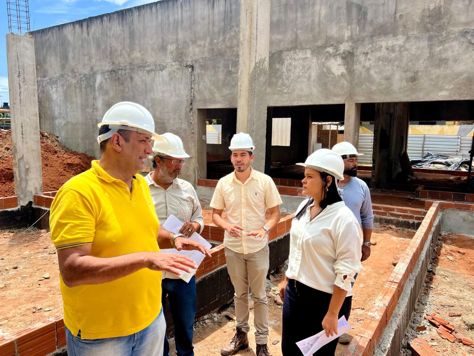 PREFEITO MARÃO VISITA AS OBRAS DE MAIS UMA CRECHE QUE ESTÁ SENDO CONSTRUÍDA EM ILHÉUS