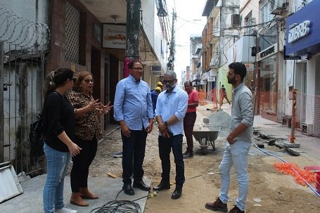 ITABUNA: PREFEITO AUGUSTO CASTRO VISITA OBRAS DA RUA PAULINO VIEIRA E DIZ QUE VIA SERÁ UM PONTO DE CONVERGÊNCIA NA CIDADE